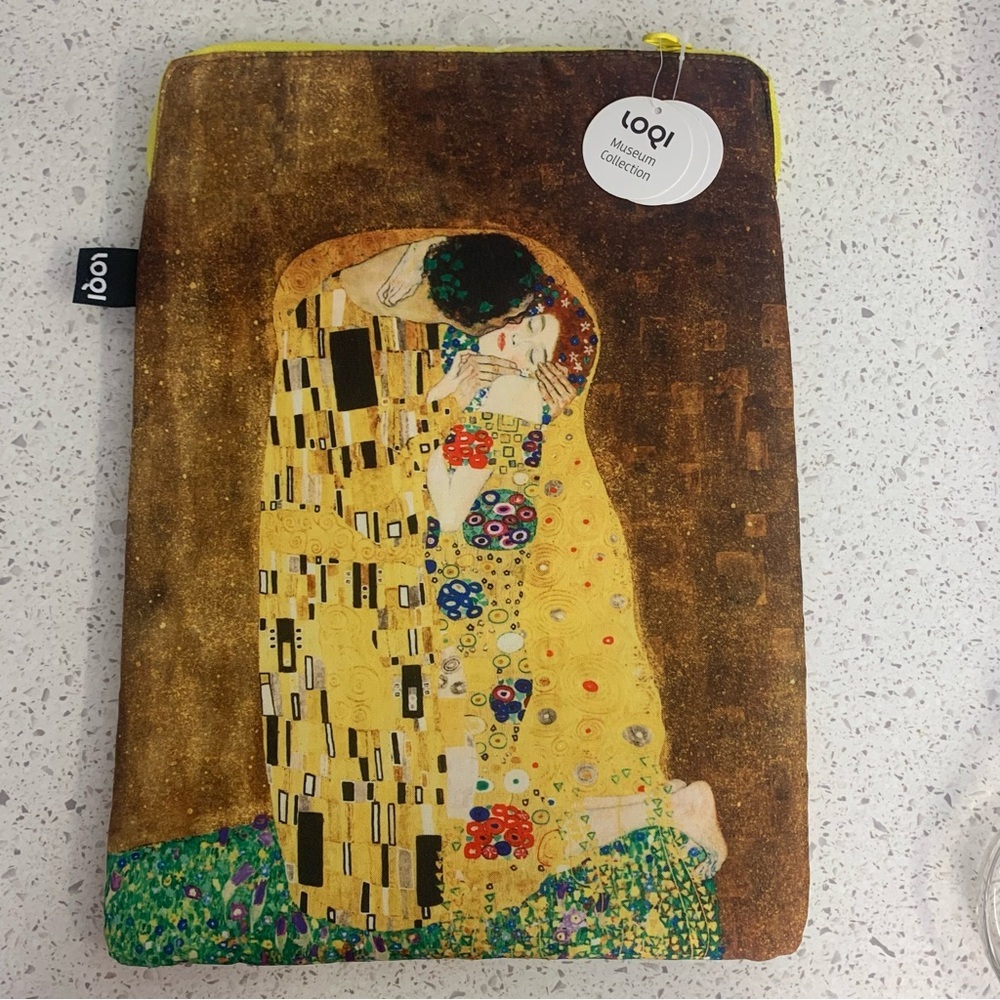 NWT Loqi Laptop Sleeve featuring The Kiss - Picture 3 of 5